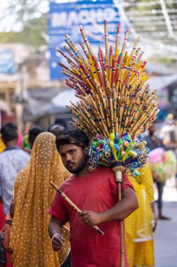 Puşkar, Rajasthan, Hindistan - Kasım 05 2022: Deve fuarı sırasında sokak satıcıları sokakta mal satıyor.