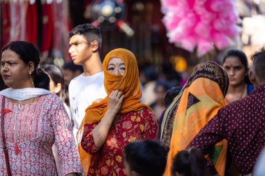 Puşkar, Rajasthan, Hindistan - Kasım 05 2022: Puşkar Fuarı, Rajasthan 'lı kadın portresi.