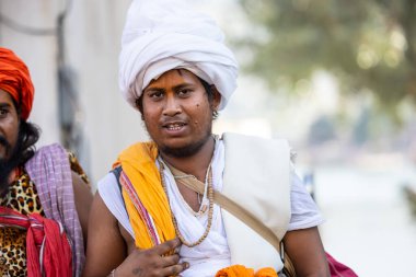 Puşkar, Rajasthan, Hindistan - Kasım 05 2022: Puşkar Fuarı, geleneksel deve fuarı sırasında Pushkar caddesindeki yaşlı bir sadhu babanın portresi.