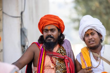 Puşkar, Rajasthan, Hindistan - Kasım 05 2022: Puşkar Fuarı, geleneksel deve fuarı sırasında Pushkar caddesindeki yaşlı bir sadhu babanın portresi.