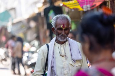 Puşkar, Rajasthan, Hindistan - Kasım 05 2022: Puşkar Fuarı, geleneksel deve fuarı sırasında Pushkar caddesindeki yaşlı bir sadhu babanın portresi.