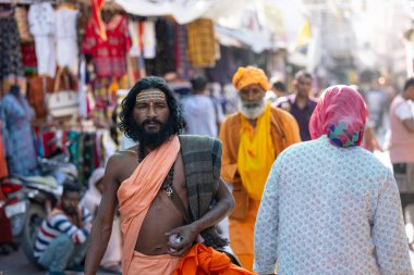 Puşkar, Rajasthan, Hindistan - Kasım 05 2022: Puşkar Fuarı, geleneksel deve fuarı sırasında Pushkar caddesindeki yaşlı bir sadhu babanın portresi.