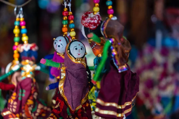 Hindistan rengarenk Rajasthani el yapımı Kuklalar ve El Sanatları ürünleri.
