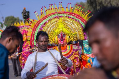 Bikaner, Rajasthan, Hindistan - 13 Ocak 2023: Deve Festivali, Deve Festivali 'ne katılan bir rajasthani erkek sanatçılar grubu.