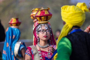 Bikaner, Rajasthan, Hindistan - 13 Ocak 2023: Bikaner Deve Festivali, geleneksel rajasthani elbisesi giymiş güzel bir kızın portresi.