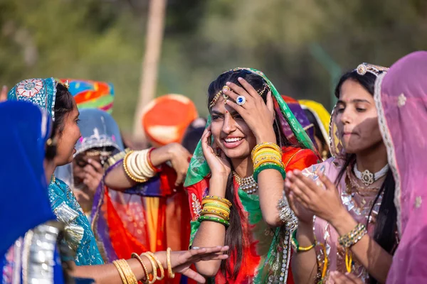 印度拉贾斯坦邦Bikaner 2023年1月13日 卡梅尔节Bikaner 一群身穿传统印度长袍和珠宝的年轻漂亮女孩参加游行 有选择的重点 — 图库照片