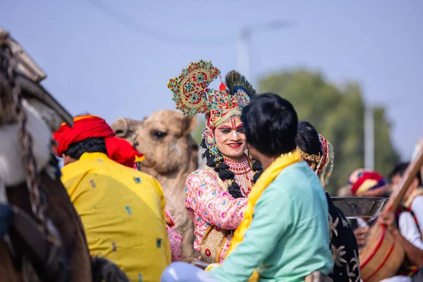 インドのラージャスターン ビカナー 1月13日2023 カメル祭 フェスティバルパレード中にクライシュナ卿のような男性アーティストのメイクの肖像画 インド全土のイベントでクリシュナ卿のように演奏されたアーティスト — ストック写真