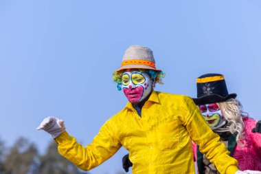 Bikaner, Rajasthan, Hindistan - 13 Ocak 2023: Deve festivali, Bikaner 'deki deve festivali geçit törenine katılırken yüzü boyalı ve fantezi görünümlü bir erkek sanatçının portresi. Seçici odak.