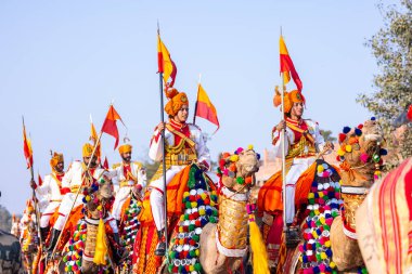 Bikaner, Rajasthan, Hindistan - 13 Ocak 2023: Deve festivali, develerin geçit törenine katılan Hint ordusunun kadın askeri. Deve festivaline katılan madalyalı develer..