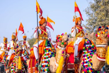 Bikaner, Rajasthan, Hindistan - 13 Ocak 2023: Deve festivali, develerin geçit törenine katılan Hint ordusunun kadın askeri. Deve festivaline katılan madalyalı develer..