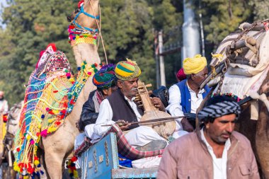 Bikaner, Rajasthan, Hindistan - 13 Ocak 2023: Deve Festivali, sakallı ve bıyıklı genç bir Rajasthani erkek portresi geleneksel rajasthani elbisesi ve türban takıyor.