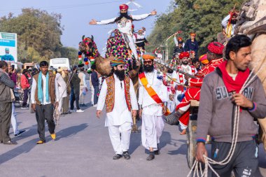 Bikaner, Rajasthan, Hindistan - 13 Ocak 2023: Deve Festivali, sakallı ve bıyıklı genç bir Rajasthani erkek portresi geleneksel rajasthani elbisesi ve türban takıyor.