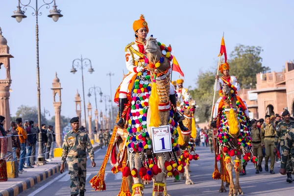 Bikaner, Rajasthan, Hindistan - 13 Ocak 2023: Deve festivali, develerin geçit törenine katılan Hint ordusunun kadın askeri. Deve festivaline katılan madalyalı develer..