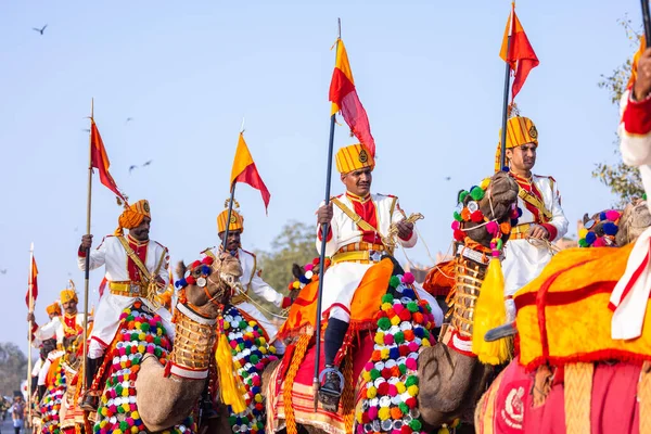 印度拉贾斯坦邦比卡尼 2023年1月13日 卡梅尔节 Camel Festival 参加骆驼骑骆驼游行的印度陆军士兵 参加骆驼节的装饰骆驼 — 图库照片