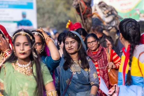 印度拉贾斯坦邦Bikaner 2023年1月13日 卡梅尔节Bikaner 一群身穿传统印度长袍和珠宝的年轻漂亮女孩参加游行 有选择的重点 — 图库照片