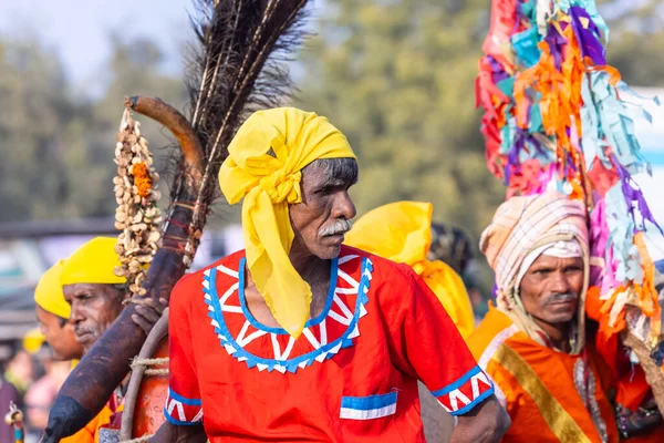 2023年1月13日 印度拉贾斯坦邦Bikaner 骆驼节 一位拉贾斯坦邦男性艺术家穿着传统艳丽的拉贾斯坦邦服装 用色彩艳丽的头巾演奏乐器的肖像 — 图库照片