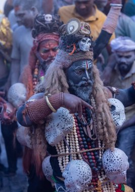 Varanasi, Uttar Pradesh, Hindistan - Mart 03 2023: Masan Holi, Varanasi 'deki Harishchandra ghat' ta düzenlenen Masaj Holi kutlamaları sırasında yüzünü boyayan bir erkek sanatçının portresi..