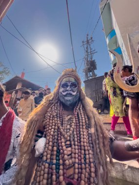 Varanasi, Uttar Pradesh, Hindistan - Mart 03 2023: Masan Holi, Varanasi 'deki Harishchandra ghat' ta düzenlenen Masaj Holi kutlamaları sırasında yüzünü boyayan bir erkek sanatçının portresi..