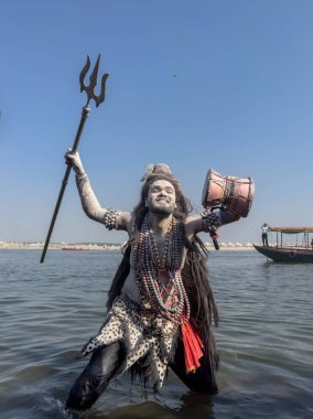 Varanasi, Uttar Pradesh, Hindistan - Mart 03 2023: Masan Holi, Varanasi 'deki Harishchandra ghat' ta düzenlenen Masaj Holi kutlamaları sırasında yüzünü boyayan bir erkek sanatçının portresi..