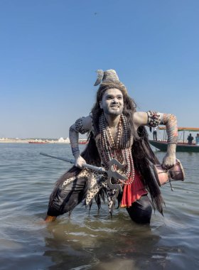 Varanasi, Uttar Pradesh, Hindistan - Mart 03 2023: Masan Holi, Varanasi 'deki Harishchandra ghat' ta düzenlenen Masaj Holi kutlamaları sırasında yüzünü boyayan bir erkek sanatçının portresi..