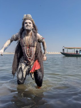 Varanasi, Uttar Pradesh, Hindistan - Mart 03 2023: Masan Holi, Varanasi 'deki Harishchandra ghat' ta düzenlenen Masaj Holi kutlamaları sırasında yüzünü boyayan bir erkek sanatçının portresi..