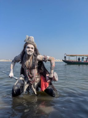 Varanasi, Uttar Pradesh, Hindistan - Mart 03 2023: Masan Holi, Varanasi 'deki Harishchandra ghat' ta düzenlenen Masaj Holi kutlamaları sırasında yüzünü boyayan bir erkek sanatçının portresi..