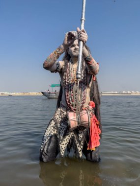 Varanasi, Uttar Pradesh, Hindistan - Mart 03 2023: Masan Holi, Varanasi 'deki Harishchandra ghat' ta düzenlenen Masaj Holi kutlamaları sırasında yüzünü boyayan bir erkek sanatçının portresi..