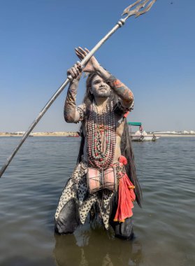 Varanasi, Uttar Pradesh, Hindistan - Mart 03 2023: Masan Holi, Varanasi 'deki Harishchandra ghat' ta düzenlenen Masaj Holi kutlamaları sırasında yüzünü boyayan bir erkek sanatçının portresi..