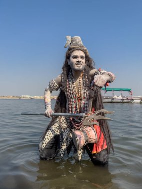 Varanasi, Uttar Pradesh, Hindistan - Mart 03 2023: Masan Holi, Varanasi 'deki Harishchandra ghat' ta düzenlenen Masaj Holi kutlamaları sırasında yüzünü boyayan bir erkek sanatçının portresi..