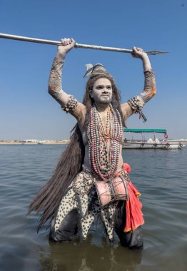 Varanasi, Uttar Pradesh, Hindistan - Mart 03 2023: Masan Holi, Varanasi 'deki Harishchandra ghat' ta düzenlenen Masaj Holi kutlamaları sırasında yüzünü boyayan bir erkek sanatçının portresi..