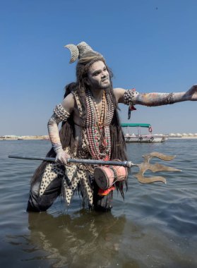 Varanasi, Uttar Pradesh, Hindistan - Mart 03 2023: Masan Holi, Varanasi 'deki Harishchandra ghat' ta düzenlenen Masaj Holi kutlamaları sırasında yüzünü boyayan bir erkek sanatçının portresi..