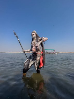 Varanasi, Uttar Pradesh, Hindistan - Mart 03 2023: Masan Holi, Varanasi 'deki Harishchandra ghat' ta düzenlenen Masaj Holi kutlamaları sırasında yüzünü boyayan bir erkek sanatçının portresi..