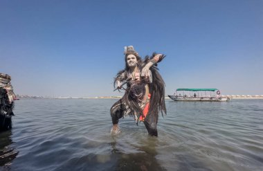 Varanasi, Uttar Pradesh, Hindistan - Mart 03 2023: Masan Holi, Varanasi 'deki Harishchandra ghat' ta düzenlenen Masaj Holi kutlamaları sırasında yüzünü boyayan bir erkek sanatçının portresi..