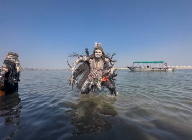 Varanasi, Uttar Pradesh, Hindistan - Mart 03 2023: Masan Holi, Varanasi 'deki Harishchandra ghat' ta düzenlenen Masaj Holi kutlamaları sırasında yüzünü boyayan bir erkek sanatçının portresi..