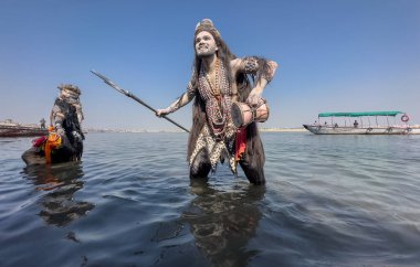 Varanasi, Uttar Pradesh, Hindistan - Mart 03 2023: Masan Holi, Varanasi 'deki Harishchandra ghat' ta düzenlenen Masaj Holi kutlamaları sırasında yüzünü boyayan bir erkek sanatçının portresi..