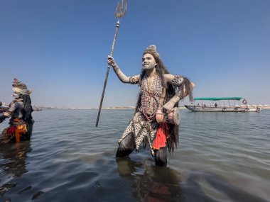Varanasi, Uttar Pradesh, Hindistan - Mart 03 2023: Masan Holi, Varanasi 'deki Harishchandra ghat' ta düzenlenen Masaj Holi kutlamaları sırasında yüzünü boyayan bir erkek sanatçının portresi..