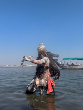 Varanasi, Uttar Pradesh, Hindistan - Mart 03 2023: Masan Holi, Varanasi 'deki Harishchandra ghat' ta düzenlenen Masaj Holi kutlamaları sırasında yüzünü boyayan bir erkek sanatçının portresi..