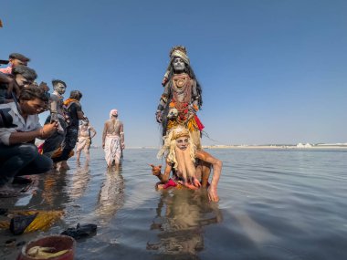 Varanasi, Uttar Pradesh, Hindistan - Mart 03 2023: Masan Holi, Varanasi 'deki Harishchandra ghat' ta düzenlenen Masaj Holi kutlamaları sırasında yüzünü boyayan bir erkek sanatçının portresi..