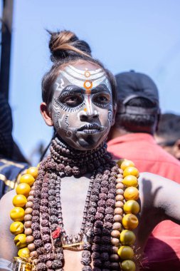 Varanasi, Uttar Pradesh, Hindistan - Mart 03 2023: Masan Holi, Varanasi 'deki Harishchandra ghat' ta düzenlenen Masaj Holi kutlamaları sırasında yüzünü boyayan bir erkek sanatçının portresi..