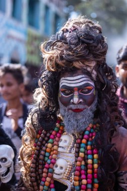 Varanasi, Uttar Pradesh, Hindistan - Mart 03 2023: Masan Holi, Varanasi 'deki Harishchandra ghat' ta düzenlenen Masaj Holi kutlamaları sırasında yüzünü boyayan bir erkek sanatçının portresi..