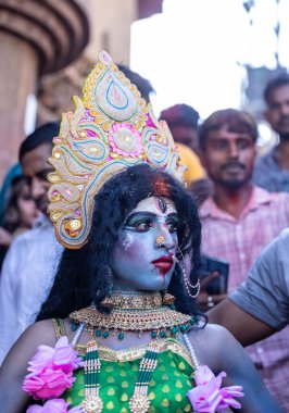 Varanasi, Uttar Pradesh, Hindistan - Mart 03 2023: Masan Holi, Varanasi 'deki Harishchandra ghat' ta düzenlenen Masaj Holi kutlamaları sırasında yüzünü boyayan bir erkek sanatçının portresi..