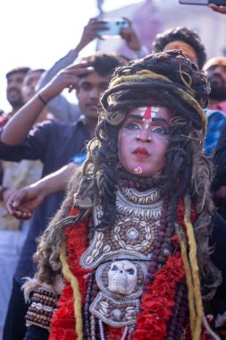 Varanasi, Uttar Pradesh, Hindistan - Mart 03 2023: Masan Holi, Varanasi 'deki Harishchandra ghat' ta düzenlenen Masaj Holi kutlamaları sırasında yüzünü boyayan bir erkek sanatçının portresi..
