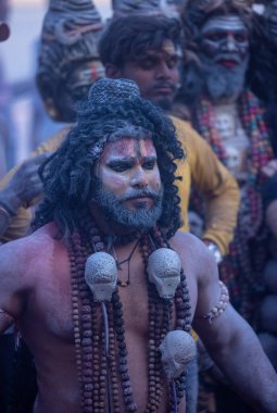 Varanasi, Uttar Pradesh, Hindistan - Mart 03 2023: Masan Holi, Varanasi 'deki Harishchandra ghat' ta düzenlenen Masaj Holi kutlamaları sırasında yüzünü boyayan bir erkek sanatçının portresi..