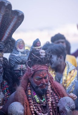 Varanasi, Uttar Pradesh, Hindistan - Mart 03 2023: Masan Holi, Varanasi 'deki Harishchandra ghat' ta düzenlenen Masaj Holi kutlamaları sırasında yüzünü boyayan bir erkek sanatçının portresi..