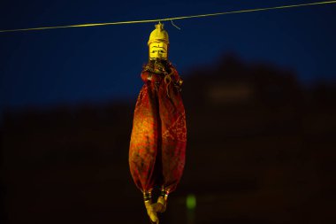 Bikaner 'de Hint renkli Rajasthani el yapımı Kukla ve El işi Ürünleri.