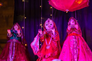 Gangaur, bikaner, Rajasthan 'da düzenlenen festivalde el yapımı Gangaur' un ahşap kuklaları..