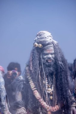 Varanasi, Uttar Pradesh, Hindistan - Mart 03 2023: Masan Holi, Varanasi 'deki Harishchandra ghat' ta düzenlenen masaan Holi kutlamaları sırasında yüzünde kül olan bir erkek sanatçının portresi..