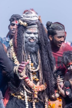 Varanasi, Uttar Pradesh, Hindistan - Mart 03 2023: Masan Holi, Varanasi 'deki Harishchandra ghat' ta düzenlenen masaan Holi kutlamaları sırasında yüzünde kül olan bir erkek sanatçının portresi..