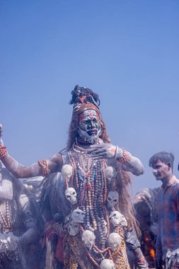 Varanasi, Uttar Pradesh, Hindistan - Mart 03 2023: Masan Holi, Varanasi 'deki Harishchandra ghat' ta düzenlenen masaan Holi kutlamaları sırasında yüzünde kül olan bir erkek sanatçının portresi..