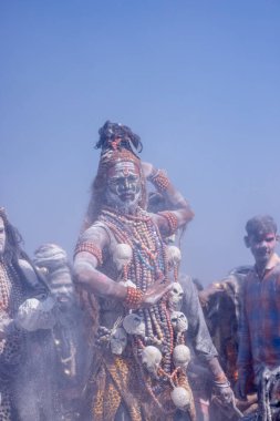Varanasi, Uttar Pradesh, Hindistan - Mart 03 2023: Masan Holi, Varanasi 'deki Harishchandra ghat' ta düzenlenen masaan Holi kutlamaları sırasında yüzünde kül olan bir erkek sanatçının portresi..